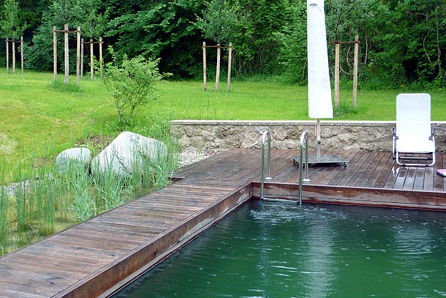 Hausgarten mit Schwimmteich