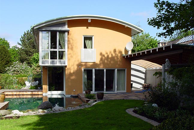 Hausgarten mit Tauchbecken